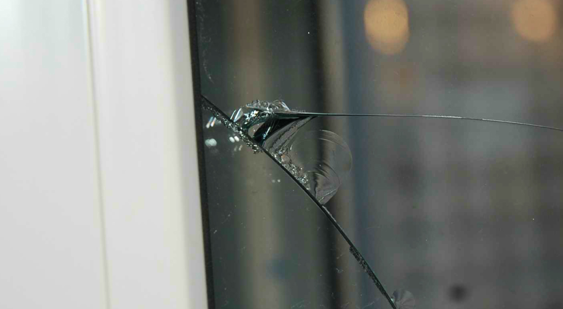 Что делать, если на окне лопнуло стекло?