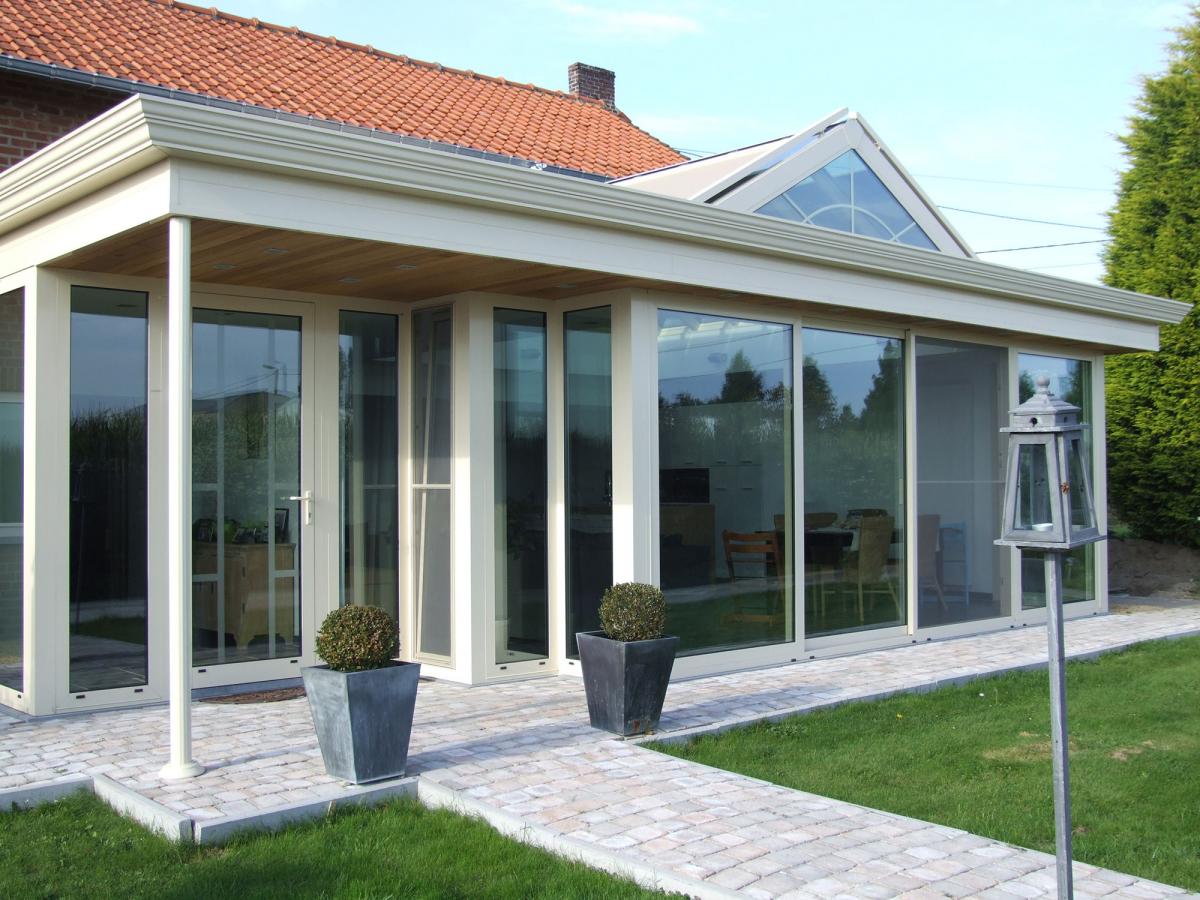 Веранда с панорамными алюминиевыми окнами – отличный способ увеличить полезную площадь 