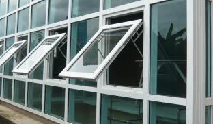 Качественная фурнитура для алюминиевых окон изготавливается из износостойких материалов, устойчивых к коррозии