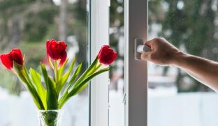 Ранняя весна – традиционное время генеральной уборки и мытья окон. Важно не просто вымыть ПВХ раму и стеклопакеты, но и правильно подготовить пластиковые окна к теплому сезону путем регулировки прижима створок.